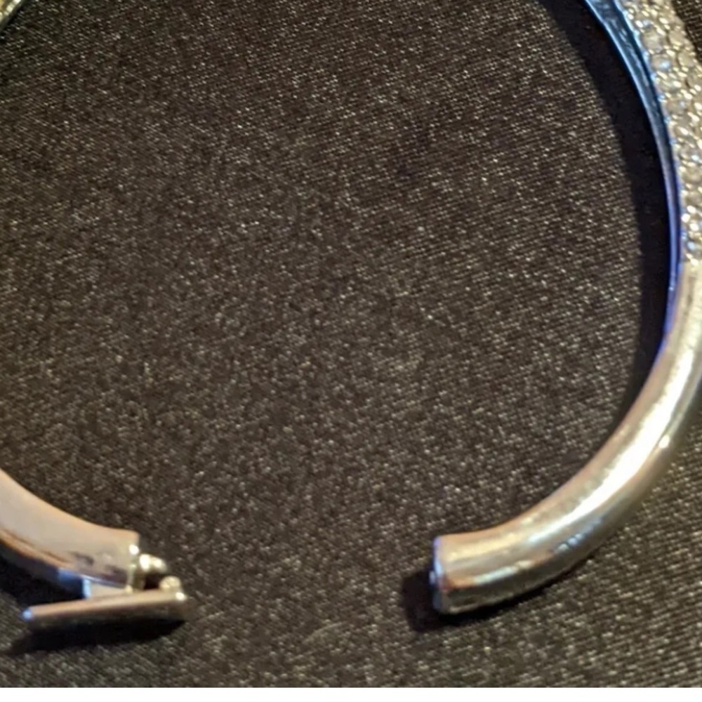 NWT VINCE CAMUTO CLEAR SIZE CRYSTAL LOCKING BANGLE BRACELET SILVER TONE - Picture 8 of 8